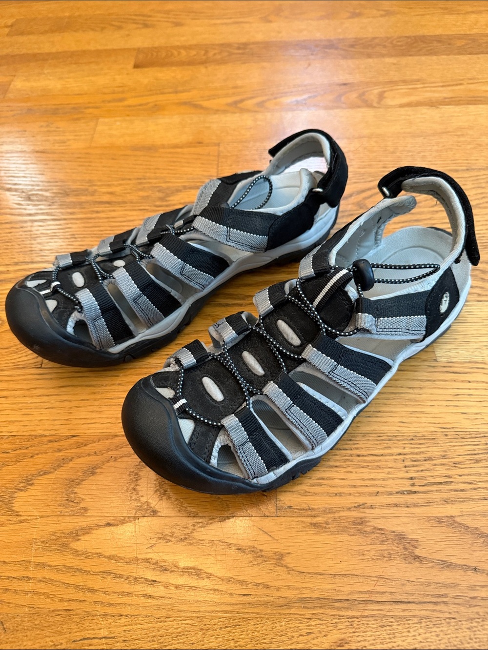 Tamarack Men's size 10 Black and Gray Sport Sandals